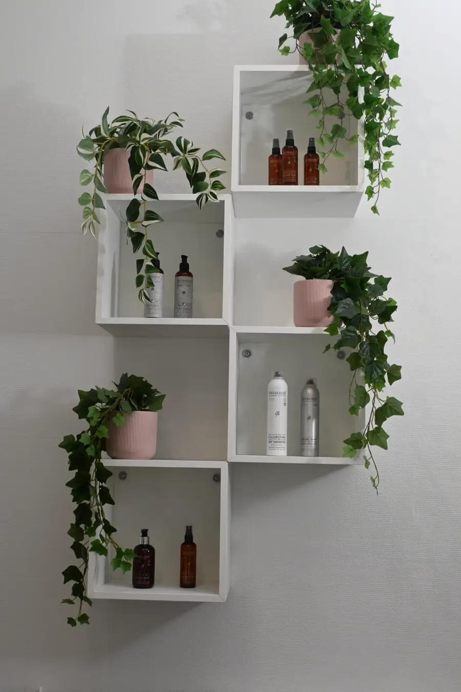 Natulique-produkter på reolen hos Frisør Hyperfokus i Valby